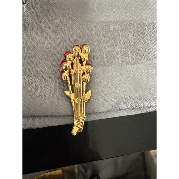 Vintage Gold Toned Signed DM 1997 Red Enamel Roses Bouquet Brooch Pin Floral - Picture 6 of 7